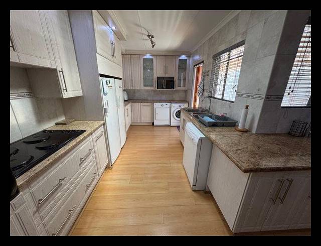 4 BEDROOM HOUSE FOR SALE IN VAN RIEBEECK PARK